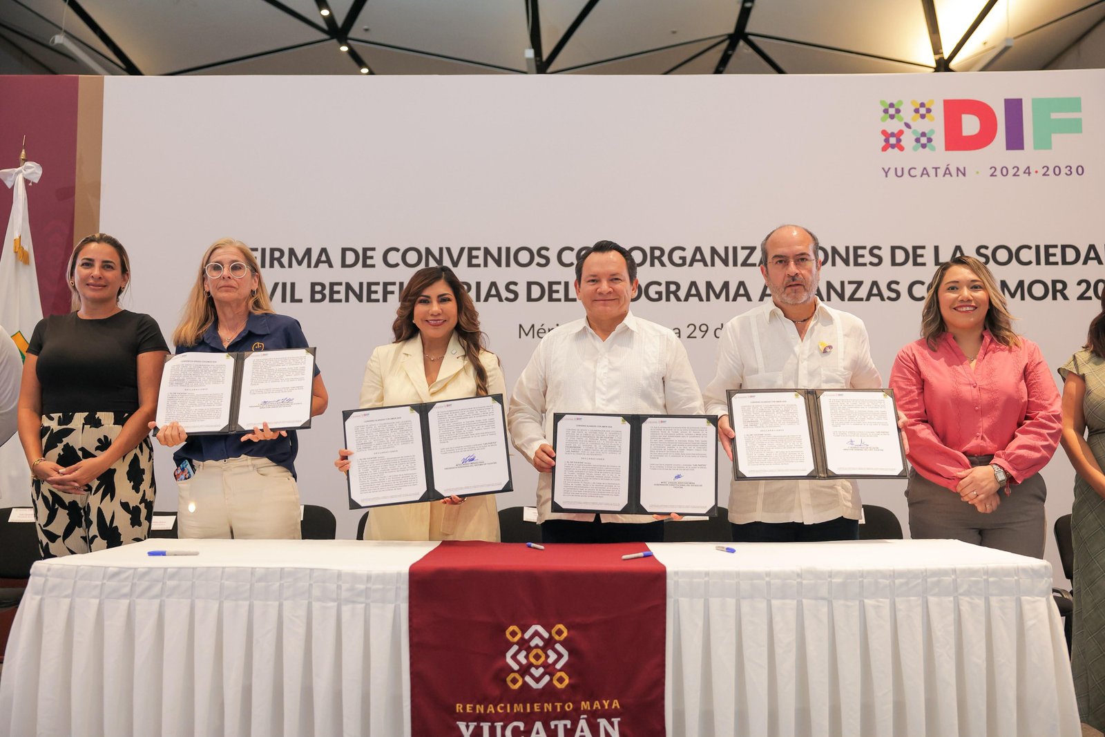 Millonario-apoyo-a-63-organizadores-civiles